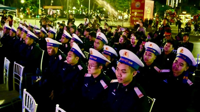 Chương trình thu hút sự tham dự của các lực lượng vũ trang, nhân dân và du khách.