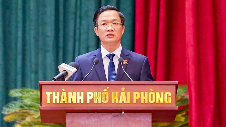 Chủ tịch Hội đồng nhân dân thành phố Hải Phòng Phạm Văn Lập phát biểu tại kỳ họp.