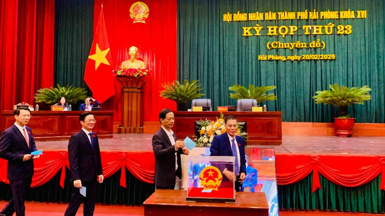 Các đại biểu bỏ phiếu bầu cử kiện toàn chức danh Trưởng ban Đô thị Hội đồng nhân dân thành phố Hải Phòng khóa 16 (nhiệm kỳ 2021-2026).