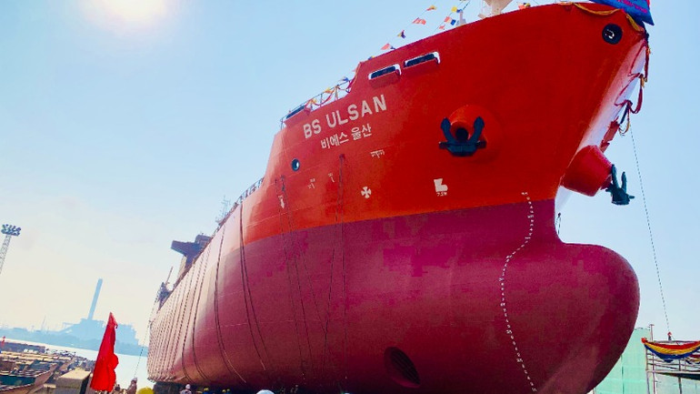 Nghi lễ đập Champagne khi hạ thủy tàu “BS ULSAN”.