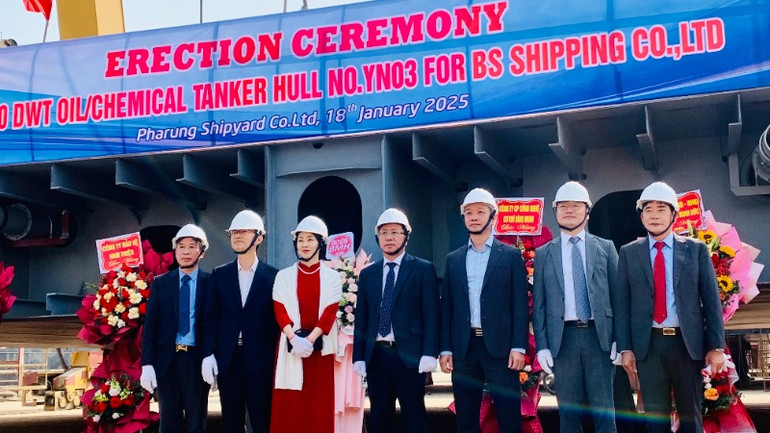 Chủ tàu Hàn Quốc, lãnh đạo SBIC và Công ty đóng tàu Phà Rừng chứng kiến sự kiện đấu đà thi công con tàu thứ ba mang ký hiệu vỏ YN-03 xuất khẩu sang Hàn Quốc.