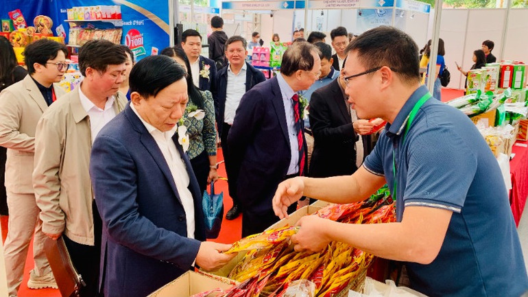 Các đại biểu tham quan các gian hàng giới thiệu sản phẩm Thái Lan.