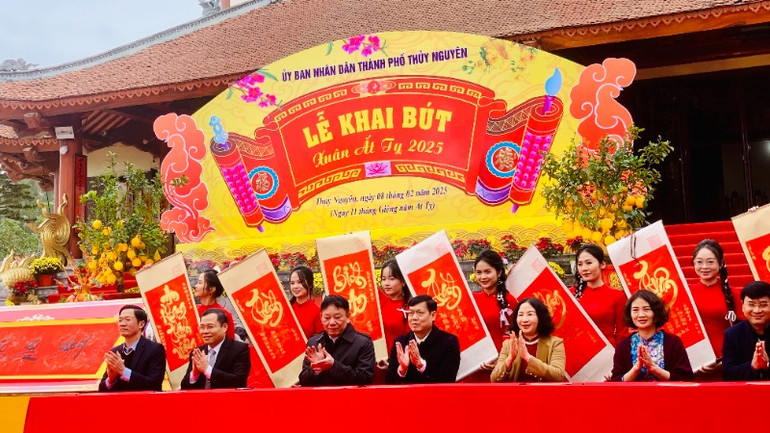 Lãnh đạo thành phố Hải Phòng và thành phố Thủy Nguyên tham gia khai bút đầu Xuân.