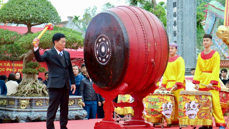 Chủ tịch Ủy ban nhân dân thành phố Thủy Nguyên Nguyễn Huy Hoàng nổi trống khai hội Lễ khai bút đầu Xuân Ất Tỵ