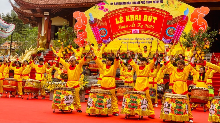 Nổi trống khai hội tại Lễ khai bút.