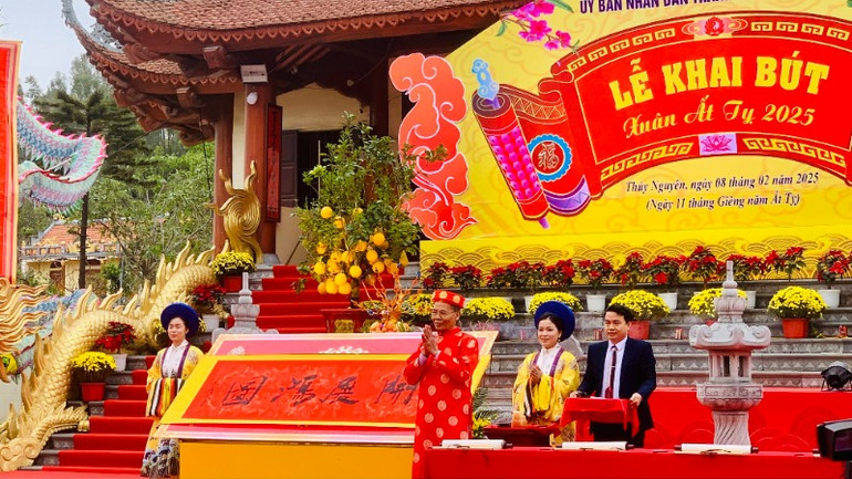 Nhà thư pháp Lê Anh Châu khai bút với bức đại tự “Khai triển hồng đồ”- mở đầu cho tương lai phát triển tươi sáng và rực rỡ của thành phố mới Thủy Nguyên trong kỷ nguyên mới.