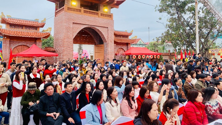 Đông đảo người dân, học sinh và du khách tham dự lễ khai bút.