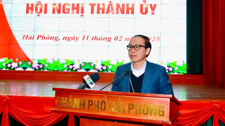 Bí thư Thành ủy Hải Phòng Lê Tiến Châu phát biểu tại Hội nghị Thành ủy.