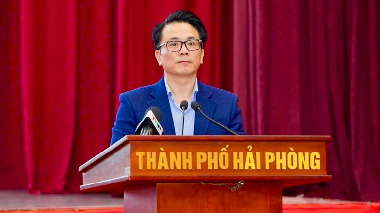 Trưởng ban Tổ chức Thành ủy Hải Phòng Lê Trí Vũ trình tờ trình của Ban Thường vụ Thành ủy về sắp xếp, tinh gọn bộ máy.