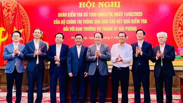 Đồng chí Trần Cẩm Tú cùng Đoàn kiểm tra và các đồng chí lãnh đạo chủ chốt thành phố Hải Phòng tại hội nghị báo cáo kết quả kiểm tra.