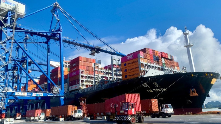 Cảng Lạch Huyện - điểm cuối của tuyến đường sắt kết nối giữa Hà Khẩu (Trung Quốc) với Lào Cai-Hà Nội-Hải Phòng.