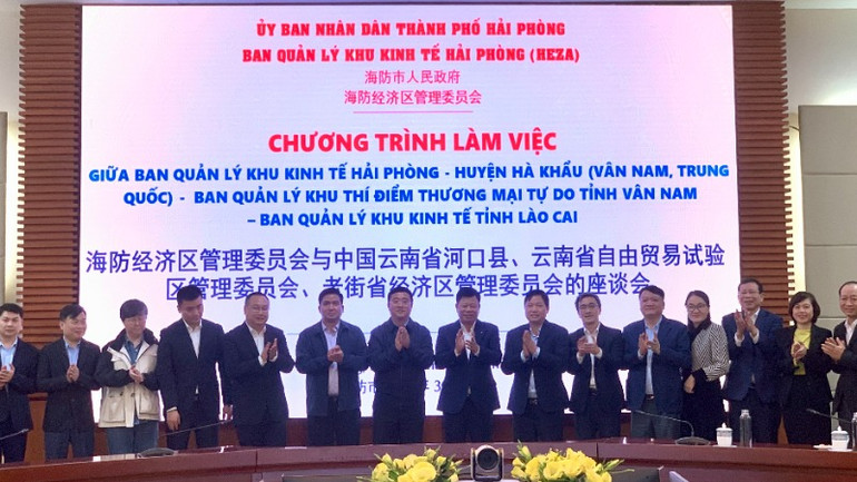 Đại biểu hai bên tham dự gặp gỡ, trao đổi.