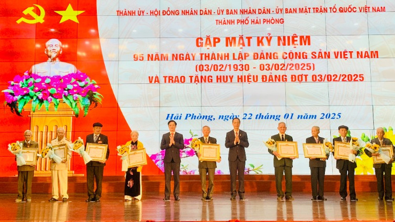 Lãnh đạo thành phố Hải Phòng trao Huy hiệu Đảng tặng các đảng viên tiêu biểu.
