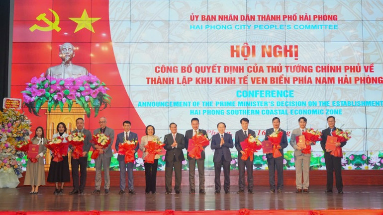 Lãnh đạo thành phố Hải Phòng trao chứng nhận đầu tư cho các nhà đầu tư trong nước và nước ngoài.