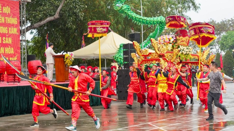 Lễ rước trong Lễ hội truyền thống Từ Lương Xâm.