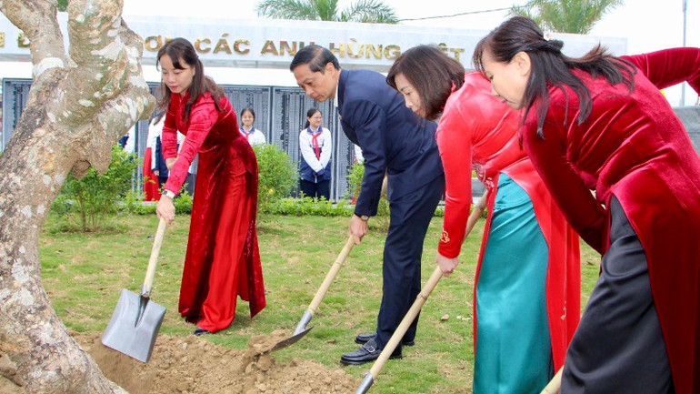Lãnh đạo thành phố Hải Phòng và quận An Dương trồng cây tại khu vực Đài tưởng niệm các Anh hùng liệt sĩ quận An Dương.