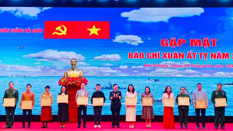 Lãnh đạo Quân chủng Hải quân đã trao Bằng khen tặng 25 tập thể có thành tích xuất sắc trong phối hợp tuyên truyền biển đảo và Quân chủng Hải quân. Lãnh đạo Quân chủng Hải quân đã trao Bằng khen tặng 25 tập thể có thành tích xuất sắc trong phối hợp tuyên truyền biển đảo và Quân chủng Hải quân.