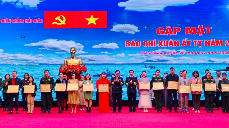 Quân chủng Hải quân trao Bằng khen tặng 34 cá nhân có thành tích xuất sắc trong công tác phối hợp thông tin, tuyên truyền. Quân chủng Hải quân trao Bằng khen tặng 34 cá nhân có thành tích xuất sắc trong công tác phối hợp thông tin, tuyên truyền.