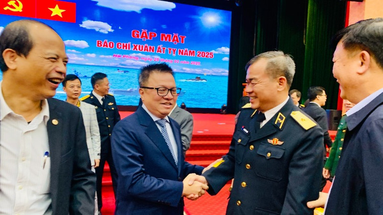 Các đại biểu gặp gỡ tại buổi gặp mặt. Các đại biểu gặp gỡ tại buổi gặp mặt.