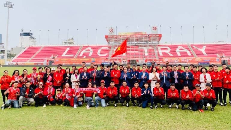 Lãnh đạo thành phố Hải Phòng, thủ môn Đình Triệu cùng Câu lạc bộ bóng đá Hải Phòng tại sân vận động Lạch Tray.