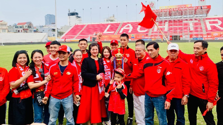 Các cổ động viên Đội tuyển bóng đá Hải Phòng trao Cup tượng trưng tặng thủ môn Đình Triệu.