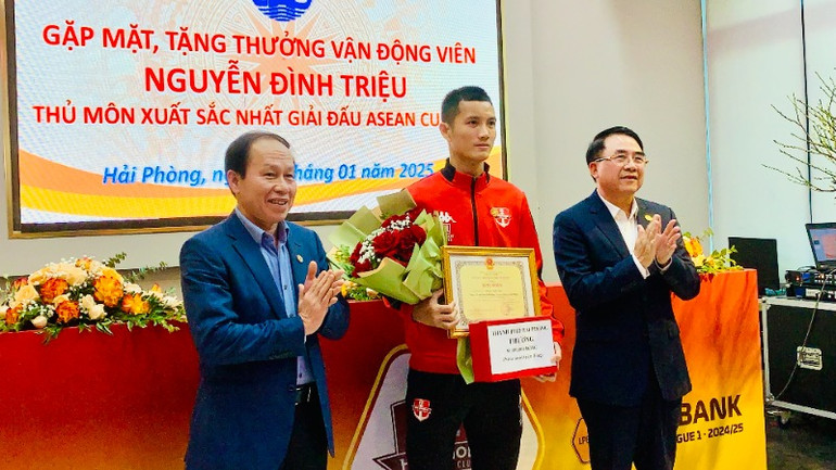 Lãnh đạo thành phố Hải Phòng trao Bằng khen của Chủ tịch Ủy ban nhân dân thành phố tặng thủ môn Đình Triệu.