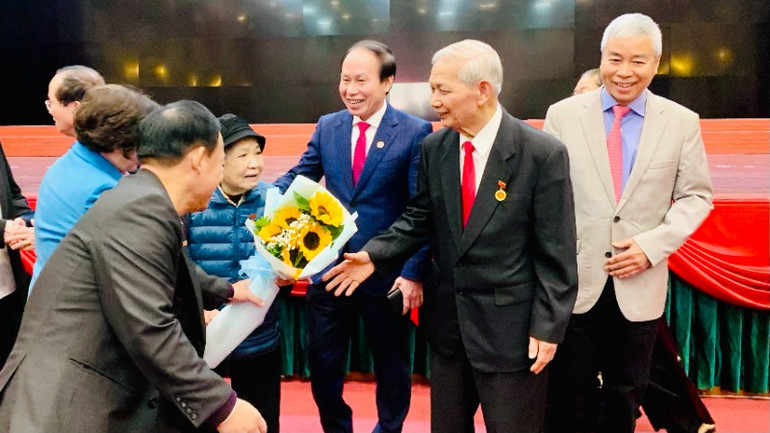 Bí thư Thành ủy Hải Phòng và các đồng chí nguyên lãnh đạo thành phố chúc mừng đảng viên nhận Huy hiệu Đảng đợt 3/2/2025.