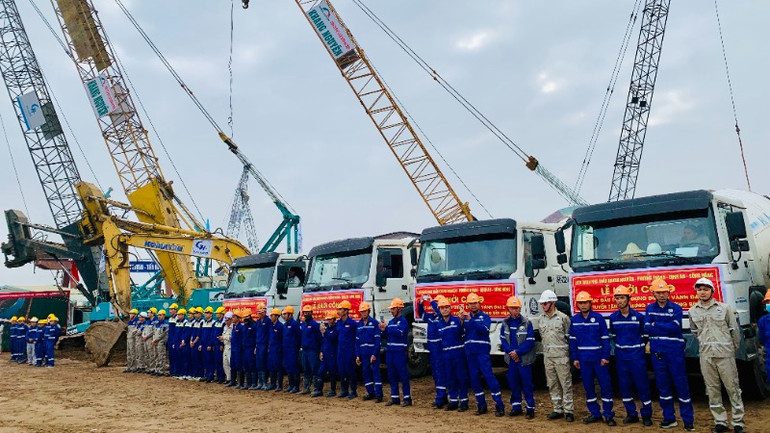 Các nhà thầu đã tập trung nhân lực, thiết bị triển khai xây dựng cầu Hải Thành.