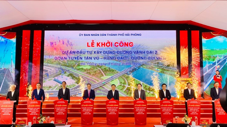 Các đại biểu nhấn nút phát lệnh khởi công dự án.