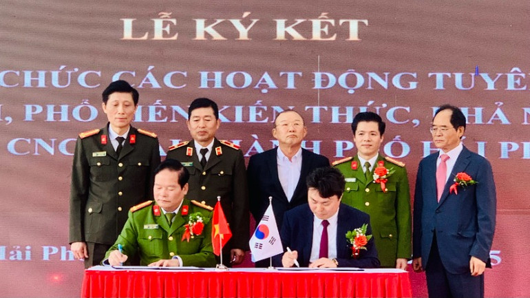 Phòng Cảnh sát phòng cháy chữa cháy và cứu nạn cứu hộ (Công an thành phố Hải Phòng) và Hiệp hội giáo dục an toàn Hàn Quốc ký kết hợp tác trong tuyên tuyên truyền, phổ biến kiến thức phòng cháy, chữa cháy và cứu nạn cứu hộ. Phòng Cảnh sát phòng cháy chữa cháy và cứu nạn cứu hộ (Công an thành phố Hải Phòng) và Hiệp hội giáo dục an toàn Hàn Quốc ký kết hợp tác trong tuyên tuyên truyền, phổ biến kiến thức phòng cháy, chữa cháy và cứu nạn cứu hộ.