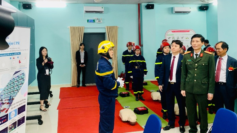 Trải nghiệm mô phỏng hồi sức tim phổi (CPR) tại Trung tâm. Trải nghiệm mô phỏng hồi sức tim phổi (CPR) tại Trung tâm.