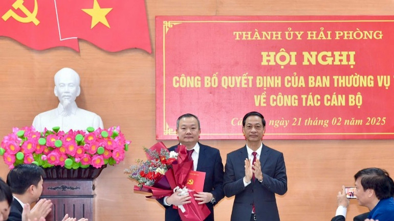Phó Bí thư Thường trực Thành ủy Hải Phòng trao quyết định điều động và chỉ định tân Phó Bí thư Huyện ủy Cát Hải Phan Viết Điện.