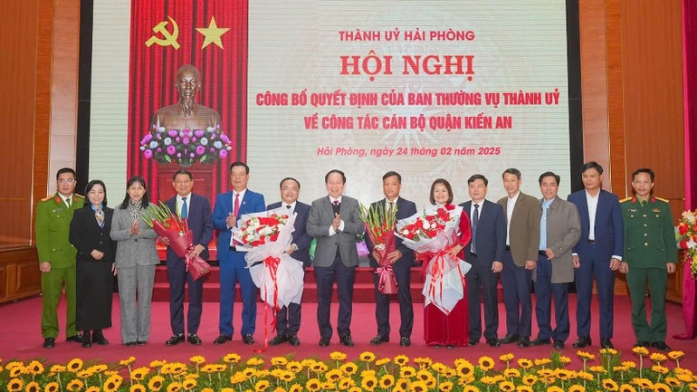 Lãnh đạo thành phố Hải Phòng chúc mừng các cán bộ lãnh đạo chủ chốt quận Kiến An mới được chỉ định, kiện toàn.