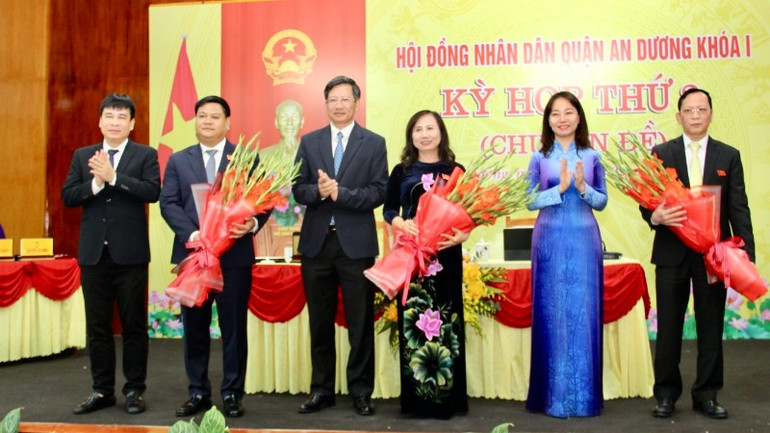 Lãnh đạo thành phố Hải Phòng và quận An Dương chúc mừng các cán bộ của quận An Dương được kiện toàn và nghỉ chế độ.