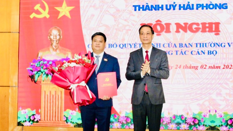 Phó Bí thư Thường trực Thành ủy Hải Phòng trao quyết định của Ban Thường vụ Thành ủy chuẩn y chức vụ Phó Bí thư Quận ủy An Dương đối với đồng chí Lương Thế Quý.