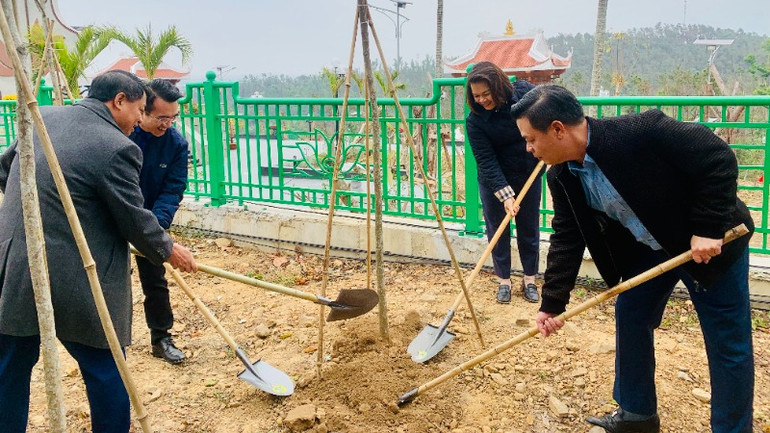 Lãnh đạo thành phố Hải Phòng và quận Kiến An tham gia trồng cây trên đồi Thiên Văn.