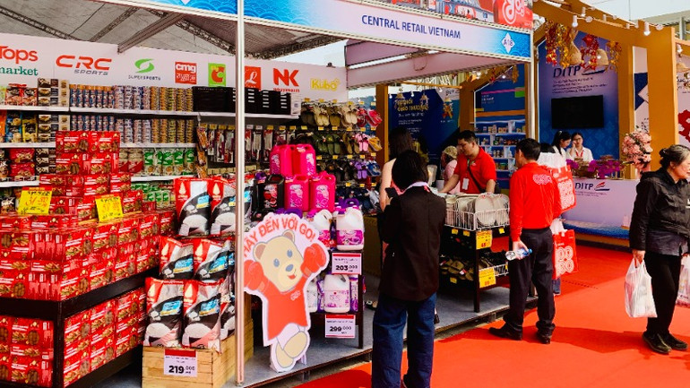 Hoạt động mua sắm diễn ra tại Tuần lễ sản phẩm Thái Lan tại Hải Phòng.