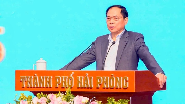 Phó Thủ tướng Chính phủ, Bộ trưởng Ngoại giao Bùi Thanh Sơn phát biểu tại chương trình “Tết sum vầy - Xuân ơn Đảng”.