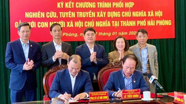 Bí thư Thành ủy Hải Phòng và Tổng Biên tập Tạp chí Cộng sản ký kết văn bản phối hợp.