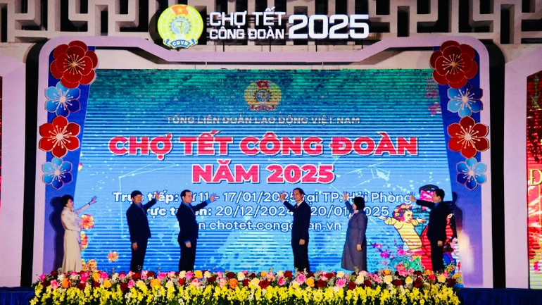 Các đại biểu ấn nút khai trương chương trình “Chợ Tết Công đoàn năm 2025” trực tuyến qua website của Tổng Liên đoàn Lao động trên phạm vi toàn quốc.