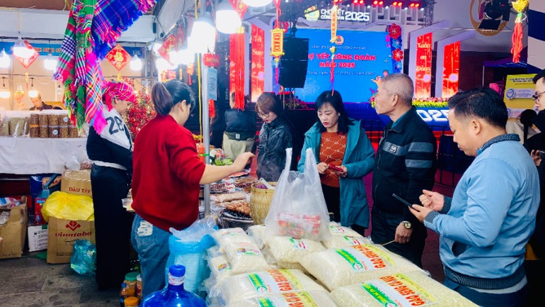 Đoàn viên công đoàn, công nhân, lao động và nhân dân tham quan mua sắm tại Chợ Tết Công đoàn Hải Phòng.