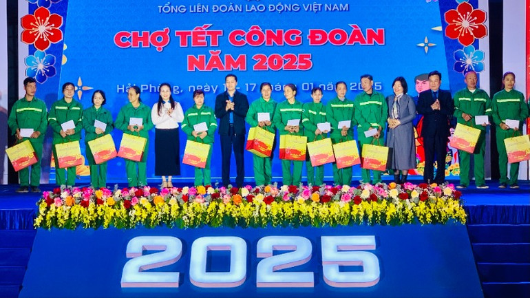 Trao quà Tết tặng công nhân Công ty Môi trường đô thị Hải Phòng.