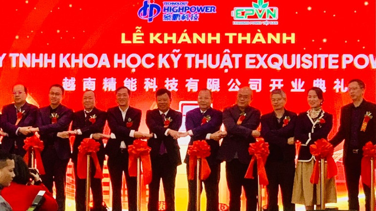 Các đại biểu chúc mừng nhà máy đi vào hoạt động.