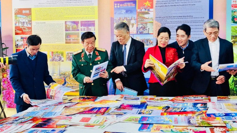 Các đại biểu tham quan trưng bày báo Xuân 2025.