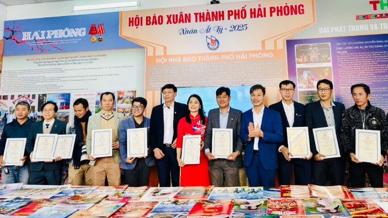 Hội Nhà báo thành phố Hải Phòng đã trao chứng nhận bìa báo Tết đẹp tặng các đơn vị.