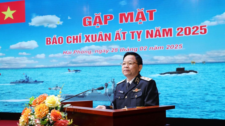 Trung tướng Nguyễn Văn Bổng, Bí thư Đảng ủy, Chính ủy Quân chủng Hải quân phát biểu tại gặp mặt báo chí. Trung tướng Nguyễn Văn Bổng, Bí thư Đảng ủy, Chính ủy Quân chủng Hải quân phát biểu tại gặp mặt báo chí.