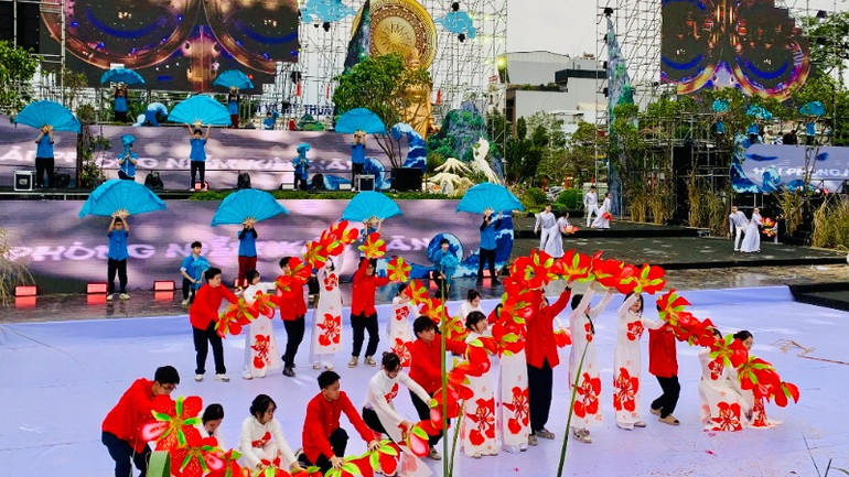 Các hoạt động nghệ thuật biểu diễn tại tượng Nữ tướng Lê Chân.