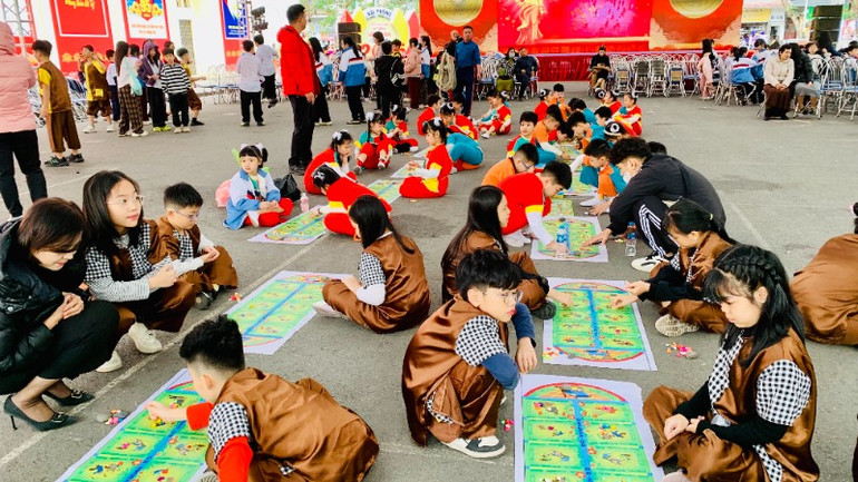 Trò chơi truyền thống được tái hiện trong lễ hội.