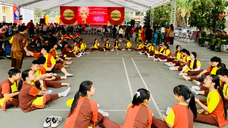 Nhiều trò chơi dân gian truyền thống được tổ chức trong lễ hội.