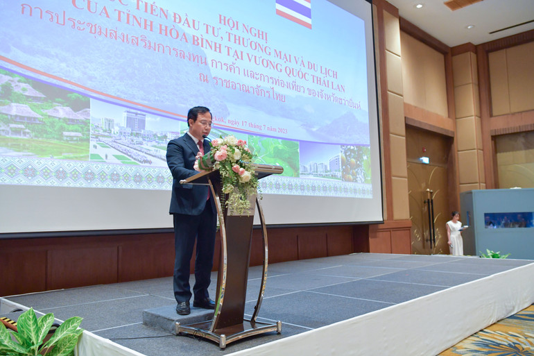 Phó Chủ tịch UBND tỉnh Hòa Bình Nguyễn Văn Toàn thông tin tới các doanh nghiệp Thái Lan về các dự án đang triển khai tại tỉnh.